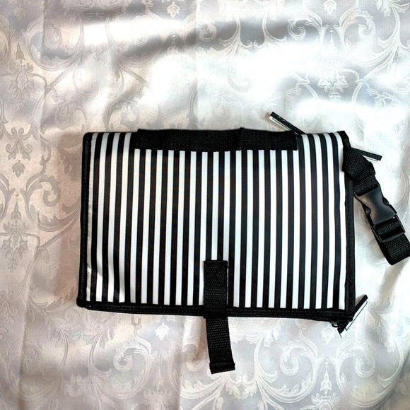 Pantheon baby portable diaper changing pad clutch with Stripes Not Dots - Picture 4 of 10